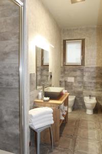 uma casa de banho com um lavatório e um WC em Albergo Meublè Stelvio em Tirano