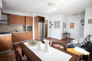 A kitchen or kitchenette at IseoLakeRental - La Stallina - Monte Isola