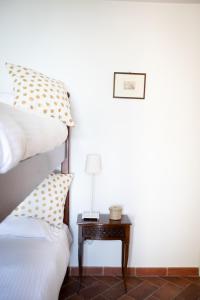 A bed or beds in a room at IseoLakeRental - La Stallina - Monte Isola