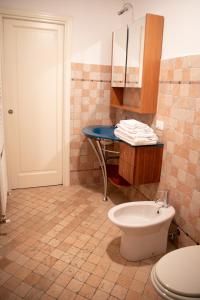 A bathroom at IseoLakeRental - La Stallina - Monte Isola