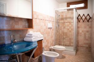 A bathroom at IseoLakeRental - La Stallina - Monte Isola
