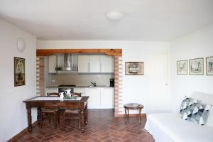 A kitchen or kitchenette at IseoLakeRental - La Stallina - Monte Isola