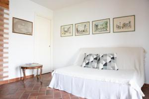 A bed or beds in a room at IseoLakeRental - La Stallina - Monte Isola