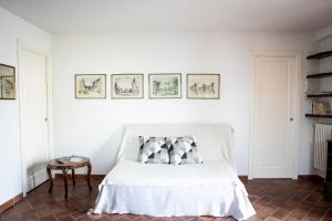 A bed or beds in a room at IseoLakeRental - La Stallina - Monte Isola