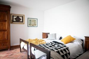A bed or beds in a room at IseoLakeRental - La Stallina - Monte Isola