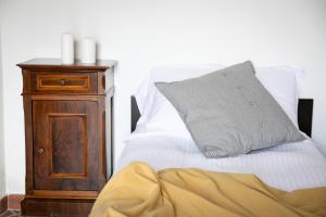 A bed or beds in a room at IseoLakeRental - La Stallina - Monte Isola