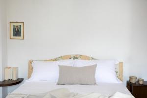 A bed or beds in a room at IseoLakeRental - La Stallina - Monte Isola