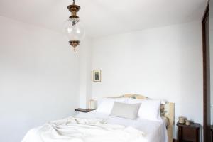 A bed or beds in a room at IseoLakeRental - La Stallina - Monte Isola