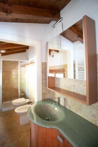 Koupelna v ubytování IseoLakeRental - La Stallina - Monte Isola + 37 fotografií