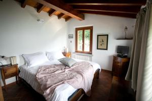 A bed or beds in a room at IseoLakeRental - La Stallina - Monte Isola