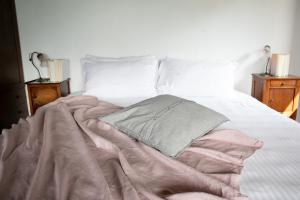 A bed or beds in a room at IseoLakeRental - La Stallina - Monte Isola