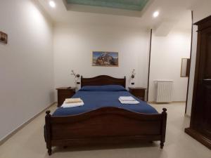 1 dormitorio con 1 cama con edredón azul en B&B il Baglio, en Nicotera