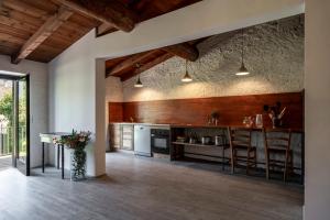 サン・フェリーチェ・デル・ベナーコにあるAgriturismo Le Chiusureのウッドフロアのオープンキッチン