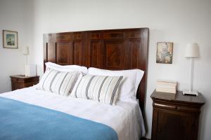 A bed or beds in a room at IseoLakeRental - La Stallina - Monte Isola
