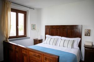 A bed or beds in a room at IseoLakeRental - La Stallina - Monte Isola