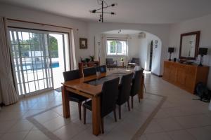 uma sala de jantar com mesa e cadeiras em Villa De Hofnar em Soalheira