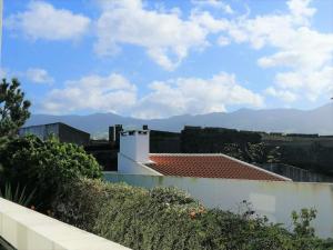 uitzicht op de bergen vanaf het dak van een huis bij Surf & Guest Lorena´s House in Ribeira Grande