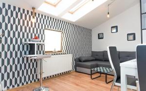 een woonkamer met een bank en een tafel bij EASY RENT Apartments - LOFT in Lublin