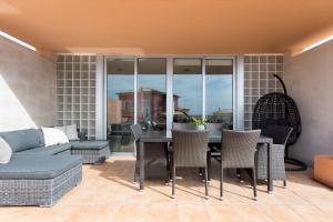 un soggiorno con tavolo, sedie e divano di Modern House With Private Swimming Pool a El Médano