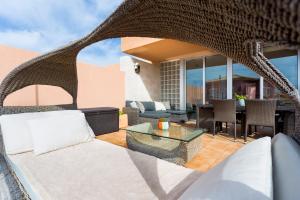 un soggiorno con divano e tavolo di Modern House With Private Swimming Pool a El Médano