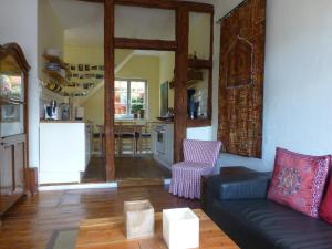 a living room with a couch and a kitchen at Altes Fischerhaus in Plau am See