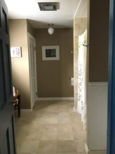 納西瓦的住宿－Timber Post Bed & Breakfast，浴室的走廊铺有瓷砖地板。