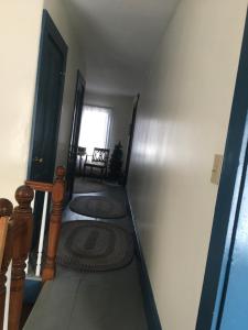 un couloir avec un escalier menant à une chambre dans l'établissement Timber Post Bed & Breakfast, à Nashua