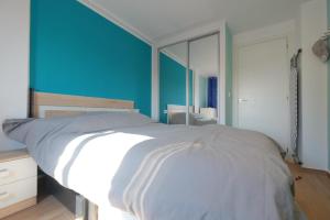 1 dormitorio con cama blanca y espejo en Villa Fiorito, en Calpe