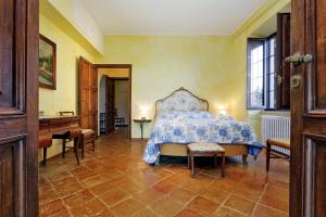ローマにあるL'Oasi di Baalのベッドルーム1室(青と白のベッドカバー付)