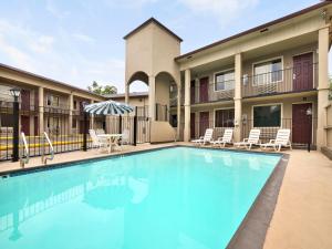 Piscina a Super 8 by Wyndham San Antonio Pearl District Downtown o a prop