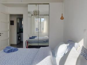 um quarto com uma cama e um espelho em KYMA Apartments - Athens Acropolis 7 em Atenas