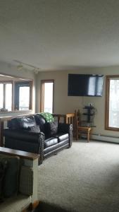 Seating area sa House in Breck! Private Hot Tub! Amazing Views! Fireplace! Large Deck!