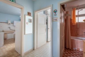 einen Flur mit zwei Türen und einem Badezimmer in der Unterkunft RUŽA in Makarska