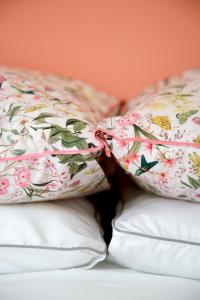 Un par de almohadas sentadas encima de una cama en Rejaillir, en Saint-Ours