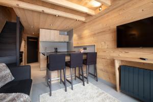 Val Thorens-Cosy Duplex avec vue Silveralpにあるテレビまたはエンターテインメントセンター