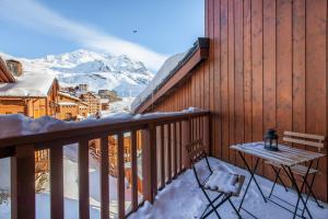 Val Thorens-Cosy Duplex avec vue Silveralpにあるバルコニーまたはテラス