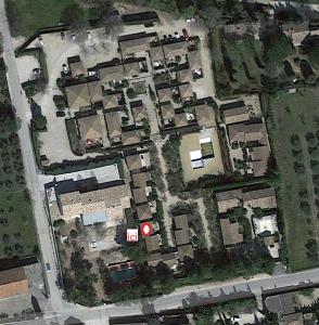 una vista aérea de una ciudad con casas en Le Mazet De Lélé, en Saint-Rémy-de-Provence