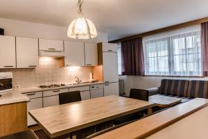 cocina con mesa de madera y comedor en Appartement Grüner Fidelis, en Sölden