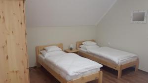 Кровать или кровати в номере Tiszai Vándor Apartmanház