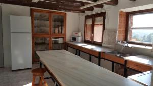 A kitchen or kitchenette at espai Abadia