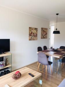 a living room with a table and a dining room at Papudo LPV in Papudo