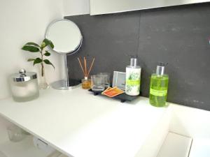 Băuturi la Modernes Studio auf der Sonnenterrasse
