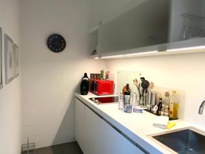O bucătărie sau chicinetă la Modernes Studio auf der Sonnenterrasse
