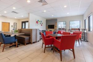 une salle à manger avec des chaises et des tables rouges dans l'établissement Holiday Inn Express Metropolis, an IHG Hotel, à Metropolis