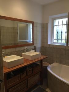 Ένα μπάνιο στο Villa vue imprenable sur château