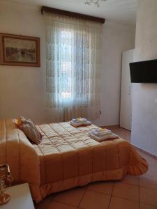 1 dormitorio con 1 cama con 2 toallas en Liluna en Bolonia