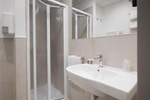 Un baño de Hotel Martini