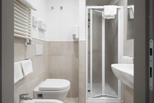 Un baño de Hotel Martini