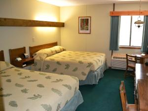 A bed or beds in a room at Cedar Grove Lodge
