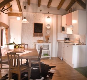 a kitchen and dining room with a table and chairs at Casa Jardín in Navalsaz